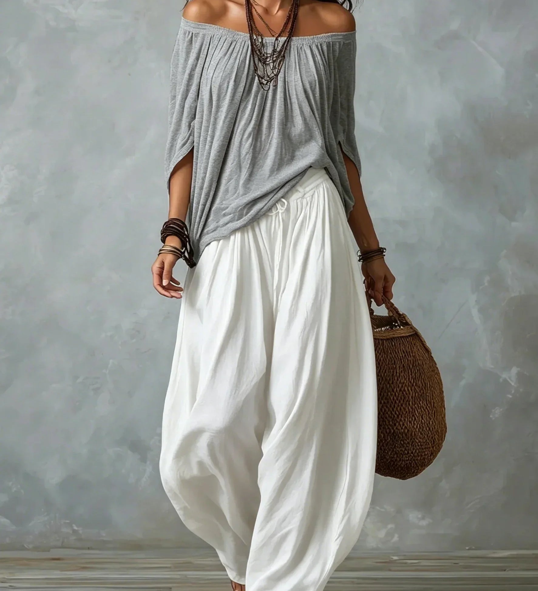 Top fedett vállakkal és lámpás nadrággal